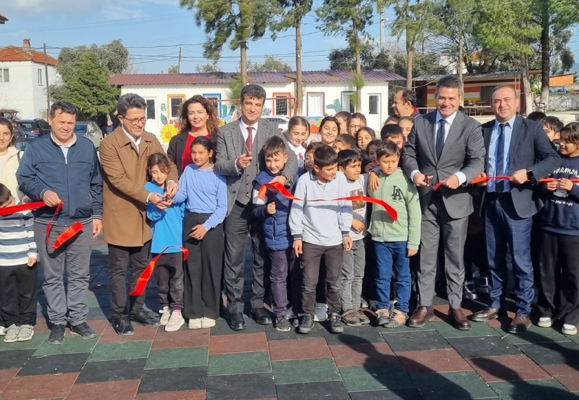 Çamköy İlkokulu yeni oyun alanına kavuştu