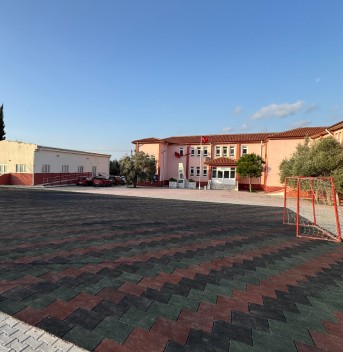 Çamköy İlkokulu yeni oyun alanına kavuştu